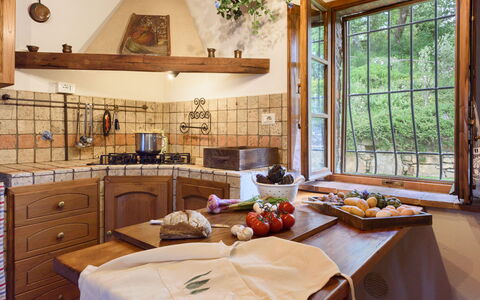 Villa Tregole: Køkken, Indretning, Træ, Møbel, Gulvbelægning, Countertop, Værelse, Cabinetry, Loft, Etage