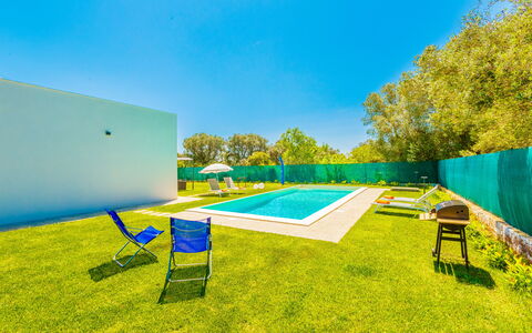 Villa Eufriama: Blå, Svømmepøl, Lawn, Kunstgræs, Landscaping, Skygge, Design, Udvej, Backyard, Hotel