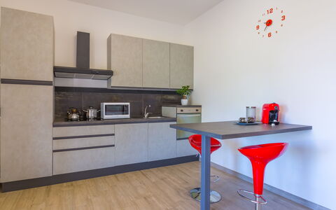 Villa Eufriama: Møbel, Køkken, Gulvbelægning, Countertop, Køkken Apparat, Indretning, Træ, Cabinetry, Etage, Større Bandage