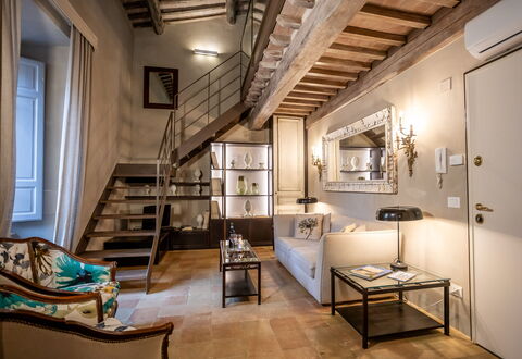 Stylish Apartment: Møbel, Indretning, Væg, Gulvbelægning, Etage, Loft, Værelse, Belysning, Hjem, Stue