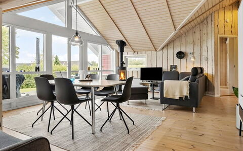 Alexi - 300M from the Sea: Estate, Skygge, Indkørsel, Stuehus