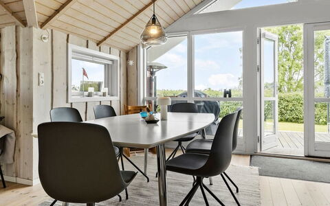 Alexi - 300M from the Sea: Estate, Skygge, Indkørsel, Stuehus