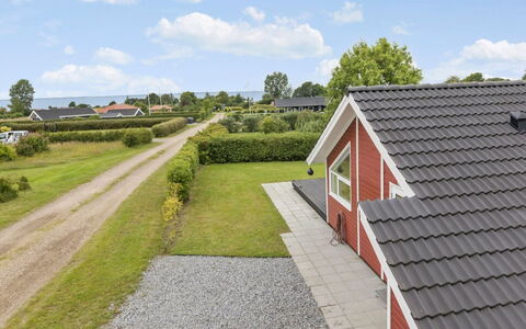 Alexi - 300M from the Sea: Estate, Skygge, Indkørsel, Stuehus