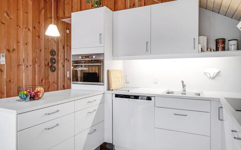 Reinhold - 1.9Km from the Sea: Køkken, Countertop, Køkken Apparat, Cabinetry, Gulvbelægning, Indretning, Træ, Møbel, Større Bandage, Etage