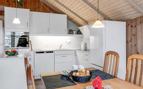 Reinhold - 1.9Km from the Sea: Køkken, Indretning, Træ, Loft, Møbel, Gulvbelægning, Større Bandage, Countertop, Håndvask, Etage