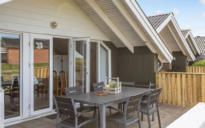 Reinhold - 1.9Km from the Sea