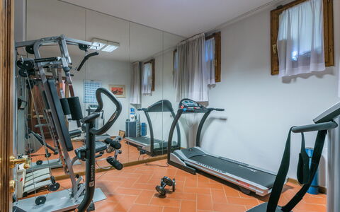 Villa Silvana: Gulvbelægning, Etage, Øvelse Maskine, Værelse, Gym, Træningsudstyr, Gardin