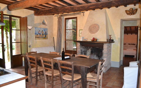 Appartamento Pietra Viva, Wifi, Near Perugia: Møbel, Gulvbelægning, Træ, Stol, Bord, Indretning, Køkken & Spisebord, Etage, Spisestue, Værelse