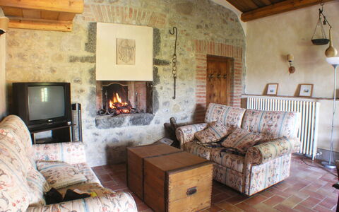 Appartamento Poggiolo, Wifi, Near Perugia: Møbel, Væg, Gulvbelægning, Indretning, Værelse, Bord, Stol, Stue, Couch, Loft