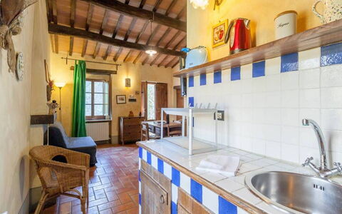 Appartamento Rustico, Wifi, Perugia: Møbel, Stol, Bejdse, Countertop, Hårdttræ, Køkken & Spisebord, Køkken, Stueplante, Cabinetry, Flise
