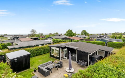 Manina - 230M from the Sea: Møbel, Indretning, Gulvbelægning, Etage, Loft, Værelse, Stol, Bord, Lejlighed, Køkken & Spisebord