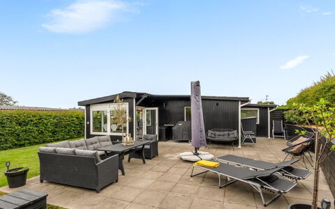 Manina - 230M from the Sea: Møbel, Indretning, Gulvbelægning, Etage, Loft, Værelse, Stol, Bord, Lejlighed, Køkken & Spisebord