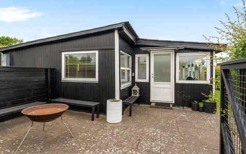 Manina - 230M from the Sea: Møbel, Indretning, Gulvbelægning, Etage, Loft, Værelse, Stol, Bord, Lejlighed, Køkken & Spisebord