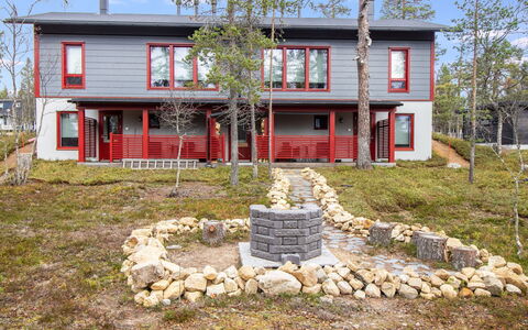 Tuiskukuru a: Hjem, Sommerhus, Sidespor, Estate, Gård, Landscaping, Stuehus, Backyard, Veranda