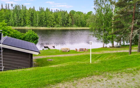 Mäntyrinne: Møbel, Indretning, Gulvbelægning, Etage, Bord, Loft, Køkken & Spisebord, Belysning, Stol, Hjem