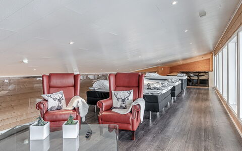 Ellivuori West 1: Indretning, Loft, Møbel, Couch, Gulvbelægning, Etage, Belysning, Stue, Værelse