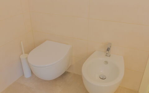 Casa Nonna Netta: Toiletbræt, Toilet, Badeværelse, Sanitærarmatur, Gulvbelægning, Etage, Håndvask, Vvs, Bidet, Indretning