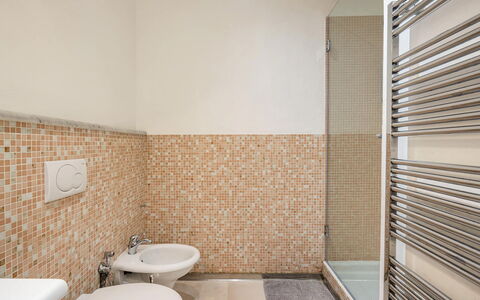 Casa Garibaldi - Levanto: Gulvbelægning, Etage, Badeværelse, Sanitærarmatur, Indretning, Flise, Vvs, Kompositmateriale, Loft, Toilet