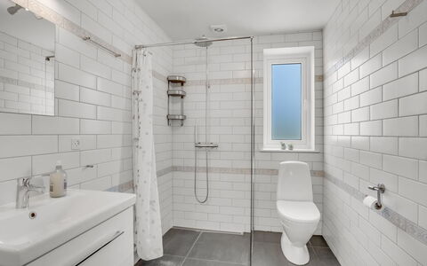 Amdi - 1.3Km from the Sea: Badeværelse, Sanitærarmatur, Gulvbelægning, Toiletbræt, Etage, Toilet, Indretning, Vvs, Flise, Loft