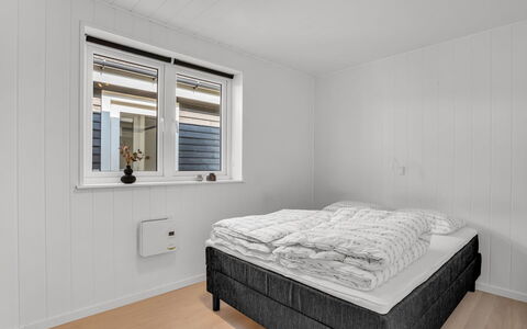 Amdi - 1.3Km from the Sea: Træ, Soveværelse, Etage, Loft, Sengetøj, Seng, Bed Frame, Sengetøj, Fryser, Madras