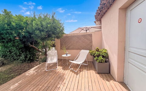 Laura: Udendørs Møbler, Skygge, Have, Backyard, Dæk, Gård, Landscaping, Altan, Blomsterkrukke, Gårdhave