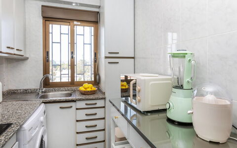 Los Rosales: Køkken, Køkken Apparat, Countertop, Indretning, Større Bandage, Cabinetry, Husholdningsapparat, Gulvbelægning, Sanitærarmatur, Køkkenvask