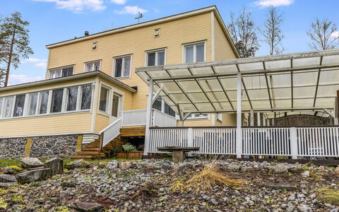 Villa Rauhala: Møbel, Indretning, Gulvbelægning, Etage, Bord, Loft, Køkken & Spisebord, Belysning, Stol, Hjem