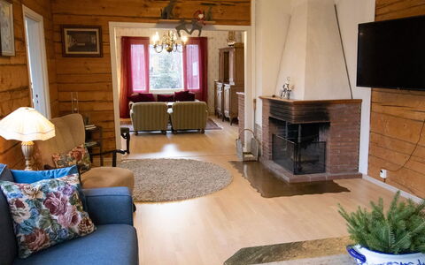 Villa Rauhala: Møbel, Indretning, Gulvbelægning, Træ, Etage, Stue, Loft, Værelse, Hjem, Couch