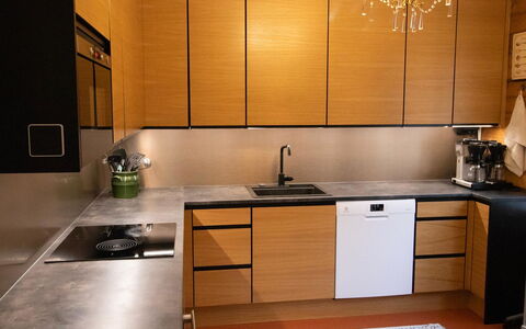 Villa Rauhala: Køkken, Countertop, Køkken Apparat, Gulvbelægning, Cabinetry, Træ, Indretning, Møbel, Køkkenvask, Etage