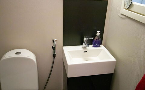 Villa Rauhala: Sanitærarmatur, Badeværelse, Gulvbelægning, Toiletbræt, Indretning, Etage, Toilet, Vvs, Badeværelsesvask, Værelse