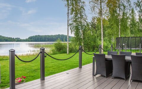 Villa Karhenhelmi: Møbel, Indretning, Gulvbelægning, Etage, Bord, Loft, Køkken & Spisebord, Belysning, Stol, Hjem