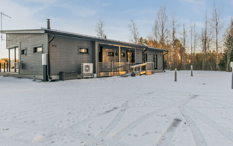 Villa Karhenhelmi: Møbel, Indretning, Gulvbelægning, Etage, Bord, Loft, Køkken & Spisebord, Belysning, Stol, Hjem