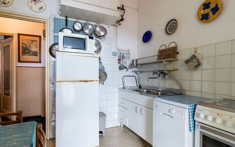 Alassio Fairplace: Større Bandage, Køkken Apparat, Køkken, Gulvbelægning, Indretning, Møbel, Husholdningsapparat, Etage, Værelse, Countertop