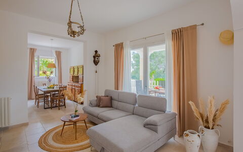 Villa Vera: Møbel, Indretning, Gulvbelægning, Couch, Etage, Træ, Stue, Værelse, Bord, Hjem