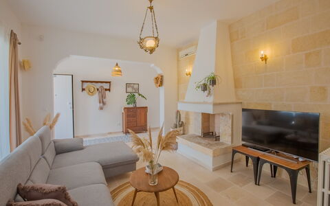 Villa Vera: Indretning, Møbel, Gulvbelægning, Træ, Loft, Etage, Stue, Couch, Belysning, Værelse
