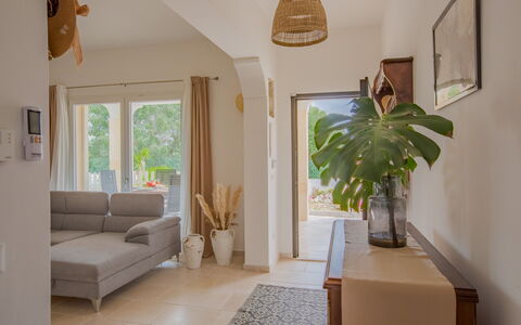 Villa Vera: Møbel, Væg, Indretning, Couch, Træ, Gulvbelægning, Stue, Hjem, Etage, Loft