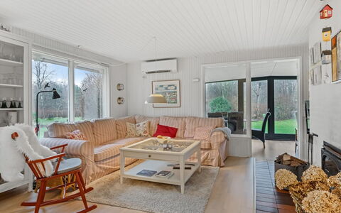 Sven - 250M to the Fjord: Møbel, Indretning, Couch, Træ, Loft, Stue, Gulvbelægning, Etage, Værelse, Belysning
