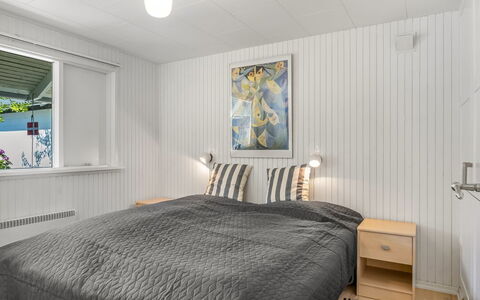Sven - 250M to the Fjord: Træ, Loft, Indretning, Soveværelse, Gulvbelægning, Etage, Seng, Møbel, Sengetøj, Sengetøj