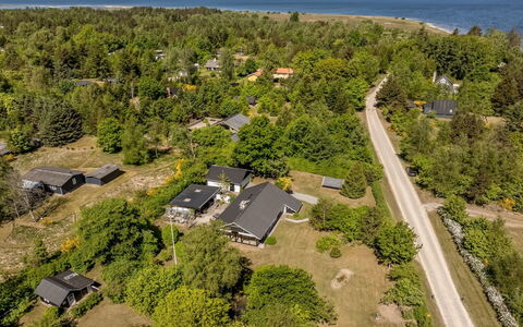 Sven - 250M to the Fjord: Møbel, Indretning, Gulvbelægning, Etage, Loft, Værelse, Stol, Bord, Lejlighed, Køkken & Spisebord