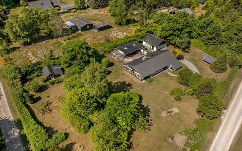 Sven - 250M to the Fjord: Møbel, Indretning, Gulvbelægning, Etage, Loft, Værelse, Stol, Bord, Lejlighed, Køkken & Spisebord