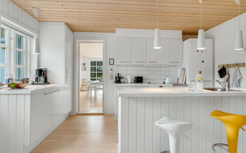 Toska - 3Km from the Sea: Køkken, Møbel, Gulvbelægning, Countertop, Indretning, Træ, Etage, Trægulve, Loft, Lysarmatur