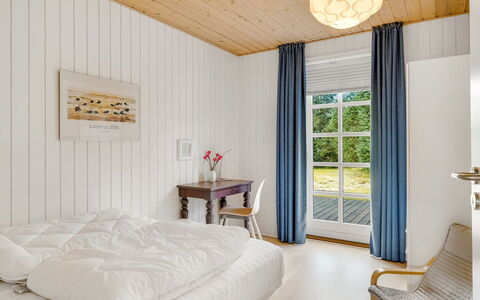 Toska - 3Km from the Sea: Indretning, Møbel, Træ, Loft, Gulvbelægning, Etage, Soveværelse, Textile, Seng, Belysning