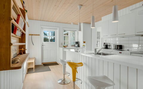 Toska - 3Km from the Sea: Køkken, Gulvbelægning, Indretning, Countertop, Træ, Køkken Apparat, Møbel, Loft, Lysarmatur, Etage