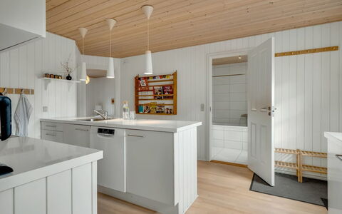 Toska - 3Km from the Sea: Gulvbelægning, Køkken, Indretning, Countertop, Træ, Etage, Loft, Trægulve, Cabinetry, Møbel