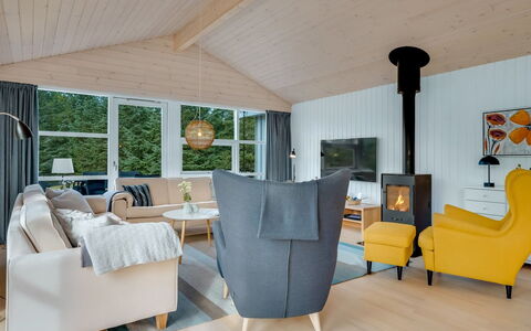 Toska - 3Km from the Sea: Møbel, Indretning, Gulvbelægning, Træ, Etage, Couch, Stue, Loft, Værelse, Belysning