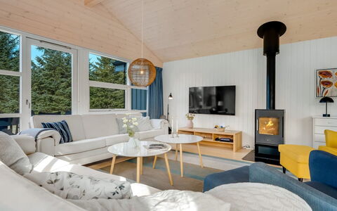 Toska - 3Km from the Sea: Indretning, Træ, Gulvbelægning, Loft, Møbel, Stue, Couch, Etage, Værelse, Hjem