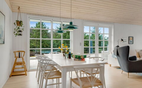 Toska - 3Km from the Sea: Møbel, Gulvbelægning, Indretning, Træ, Spisestue, Etage, Trægulve, Loft, Køkken & Spisebord, Bord
