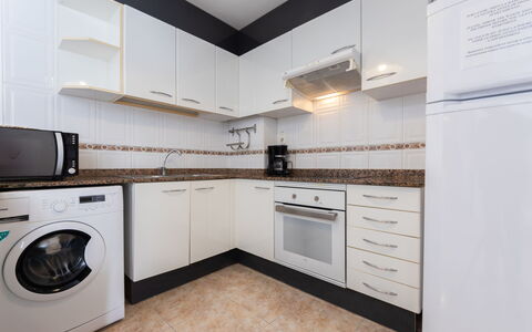 Living Park Mediterraneo: Køkken, Køkken Apparat, Større Bandage, Countertop, Gulvbelægning, Træ, Cabinetry, Indretning, Etage, Komfur