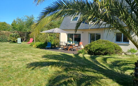 Villa la Clarté: Busk, Hjem, Sommerhus, Have, Lawn, Landscaping, Backyard, Estate, Gård, Skygge