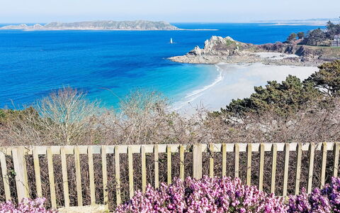 Villa la Clarté: Blå, Krop Af Vand, Kyst, Strand, Coastal Og Oceaniske Landskabsformer, Horisont, Hav, Kyst, Ocean, Bugt
